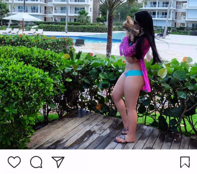 Latina aux mains délicate et douce